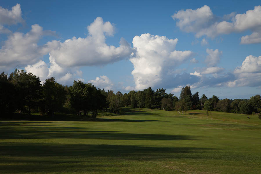 golfbana-med-fina-moln-tiina-tahvanainen